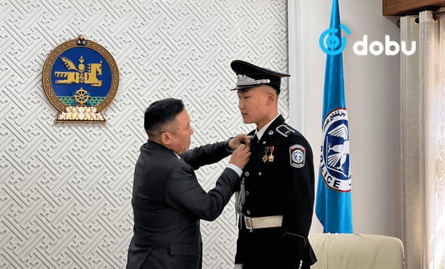 Хүний амь аварсан Т.Цэнд-Аюушийг "Цагдаагийн гавьяа" тэмдгээр шагналаа