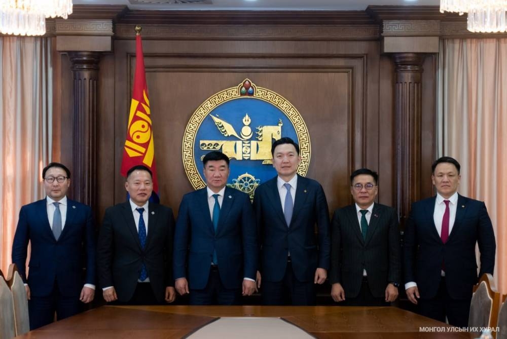 Улсын Их Хурлын дарга С.Бямбацогт парламент дахь таван намын удирдлагатай уулзаж, санал солилцлоо