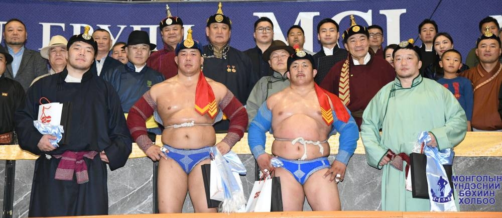 Аварга цолтонд хүндэтгэл үзүүлэх барилдаанд аварга О.Хангай түрүүлж, заан Б.Бат-Өлзий үзүүрлэв