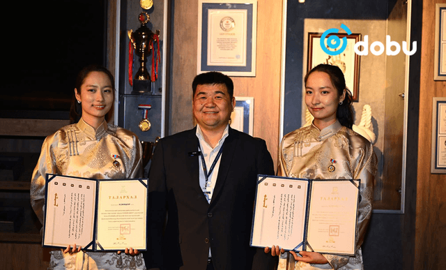 Оюуны спортын МУГТ эгч дүүс Н.Мөнхшүр, Н.Энхшүрийн Гиннесийн амжилтын цомыг "Чингис хаан" музейд байршуулав