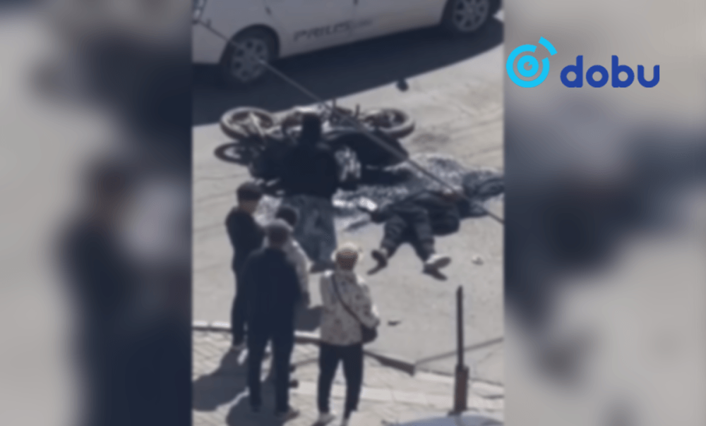 "Приус 41" автомашин мотоциклтой мөргөлдөж, жолооч нар нь эмнэлгийн тусламж авчээ