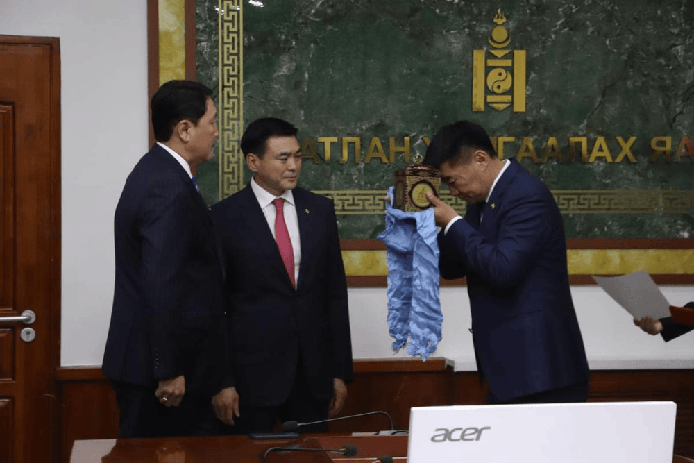 Засгийн газрын гишүүн, Батлан хамгаалахын сайд С.Бямбацогт үүрэгт ажлаа хүлээн авлаа