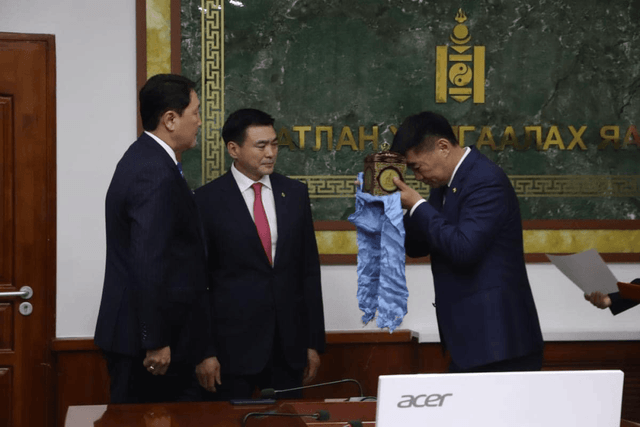 Засгийн газрын гишүүн, Батлан хамгаалахын сайд С.Бямбацогт үүрэгт ажлаа хүлээн авлаа