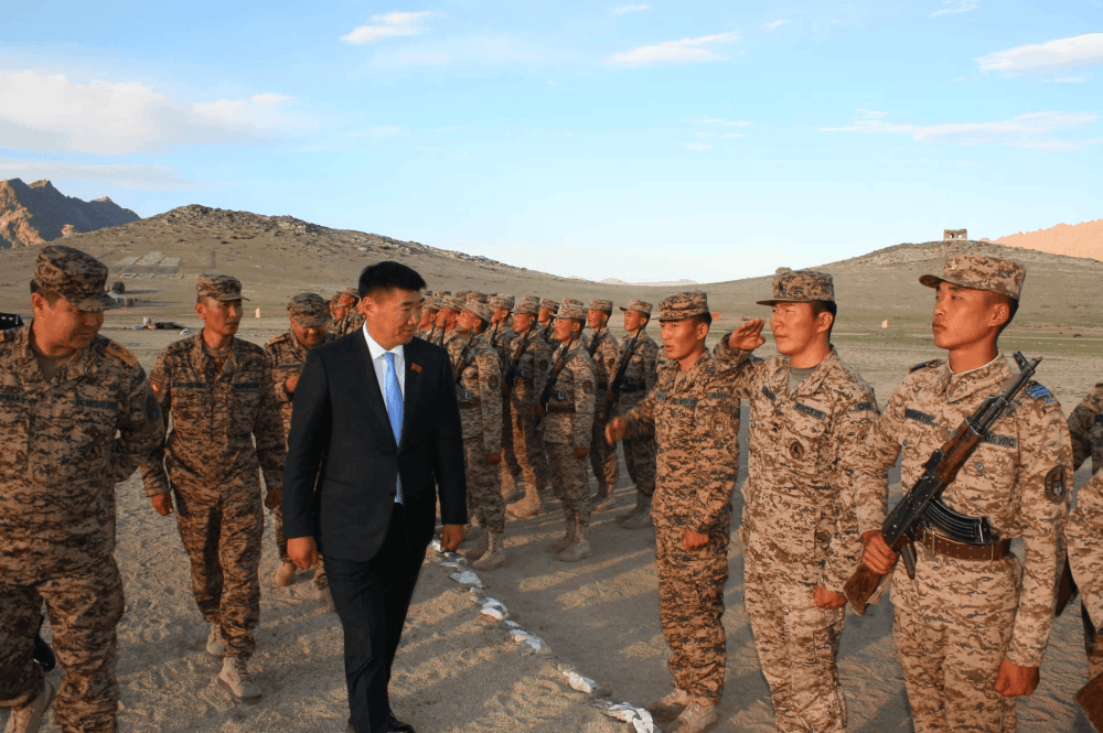 Батлан хамгаалахын сайд С.Бямбацогт оюутан цэргүүдтэй уулзлаа