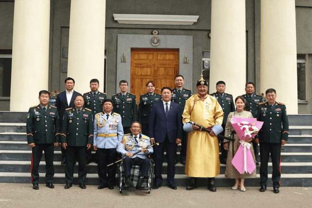 Батлан хамгаалах салбараас төрийн дээд цол хүртсэн алдартнуудад хүндэтгэл үзүүллээ
