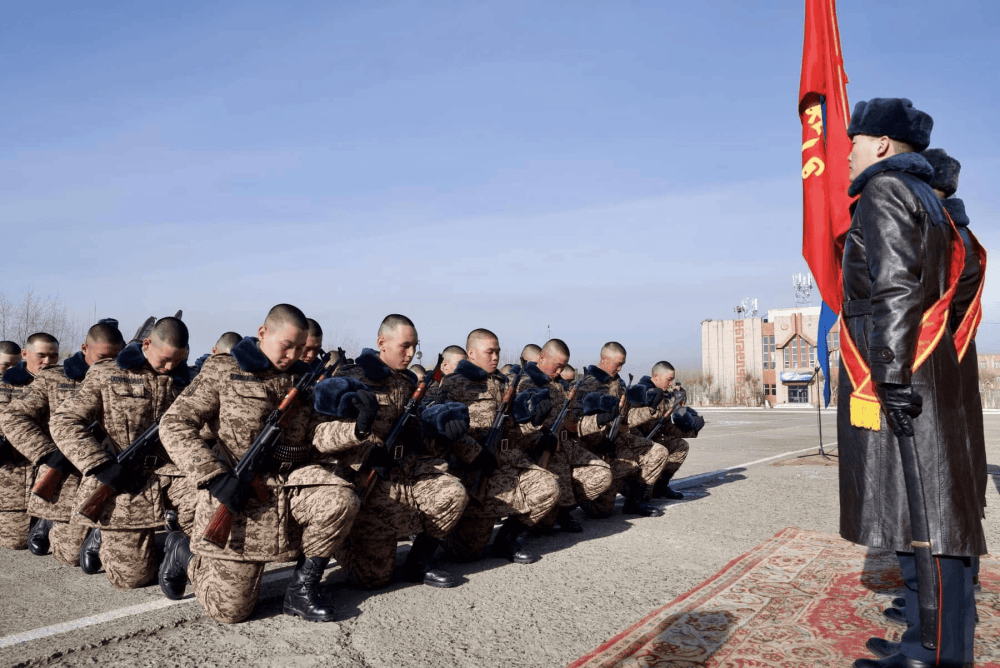 Эр цэргийн албанд татагдсан хөвгүүд эх орноо батлан хамгаалах тагараг өргөлөө