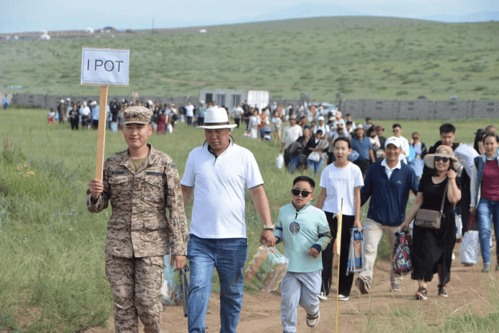 Оюутан цэргийн ар гэрийнхэн бахархал дүүрэн буцлаа