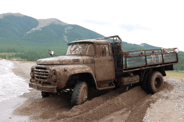 1939 онд живсэн "ЗИЛ-130" загварын ачааны автомашиныг татан гаргалаа