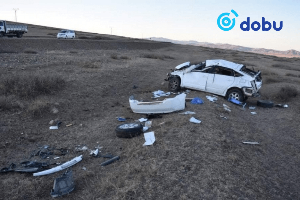 Согтууруулах ундаа хэрэглэсэн жолооч автомашинтайгаа онхолдож, бүхээгт хавчуулагджээ