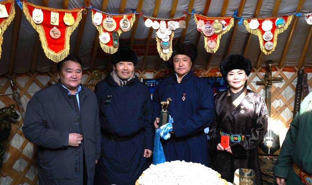 Баянхонгор аймгийн Баянцагаан сумын малчин Ж.Гэрэлмөнхийн гэр бүл "Алтан унаганы эзэн" боллоо