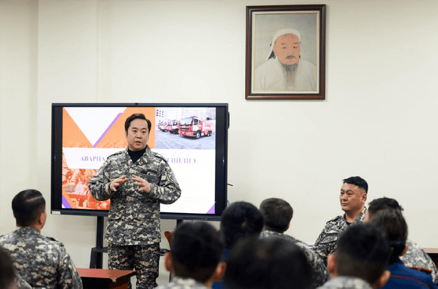 НИТХ-ын дарга А.Баяр Нийслэлийн онцгой байдлын алба хаагчидтай уулзаж, ярилцлаа