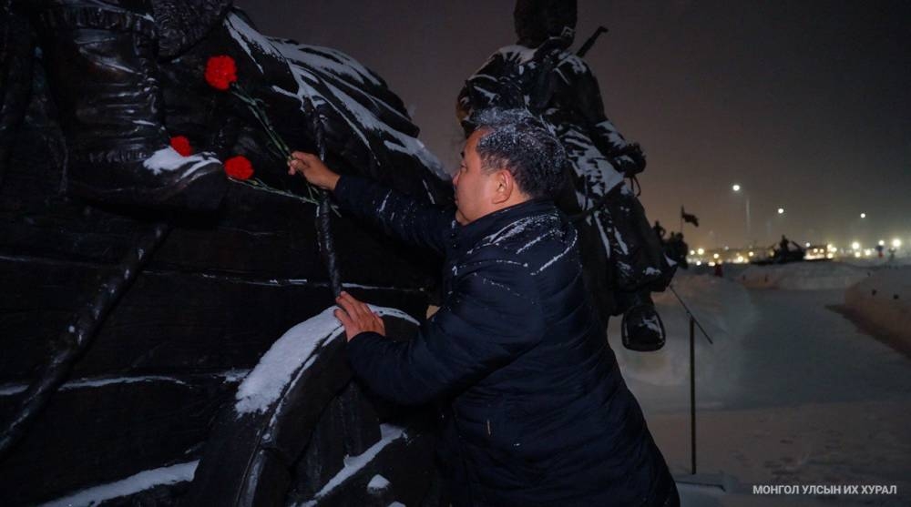 УИХ-ын дэд дарга Б.Пүрэвдорж “Эх оронч” цэцэрлэгт хүрээлэн дэх монгол эрсийн хөшөөнд хүндэтгэл үзүүллээ