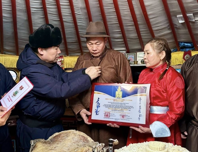 Өмнөговь аймгийн Ханбогд сумын малчин Х.Энхбатын гэр бүл Монгол Улсын "АВАРГА МАЛЧИН" боллоо
