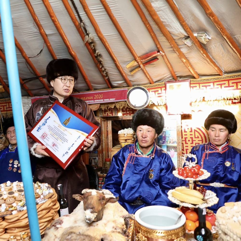 Увс аймгийн Өмнөговь сумын малчин С.Тэрбишийн гэр бүл Монгол Улсын "АВАРГА МАЛЧИН" боллоо