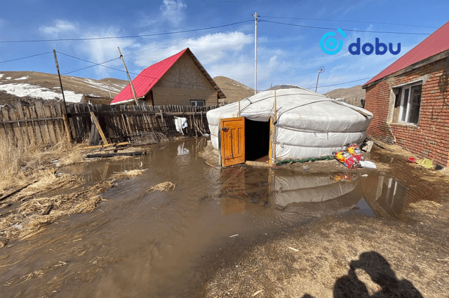 Айлын гэрийн доороос булаг ундарч хашаа нь усанд автжээ