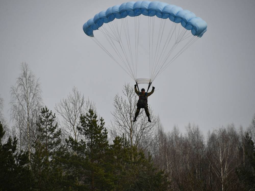 Шүхрээр нисэж байсан хоёр иргэн осолдож амиа алджээ