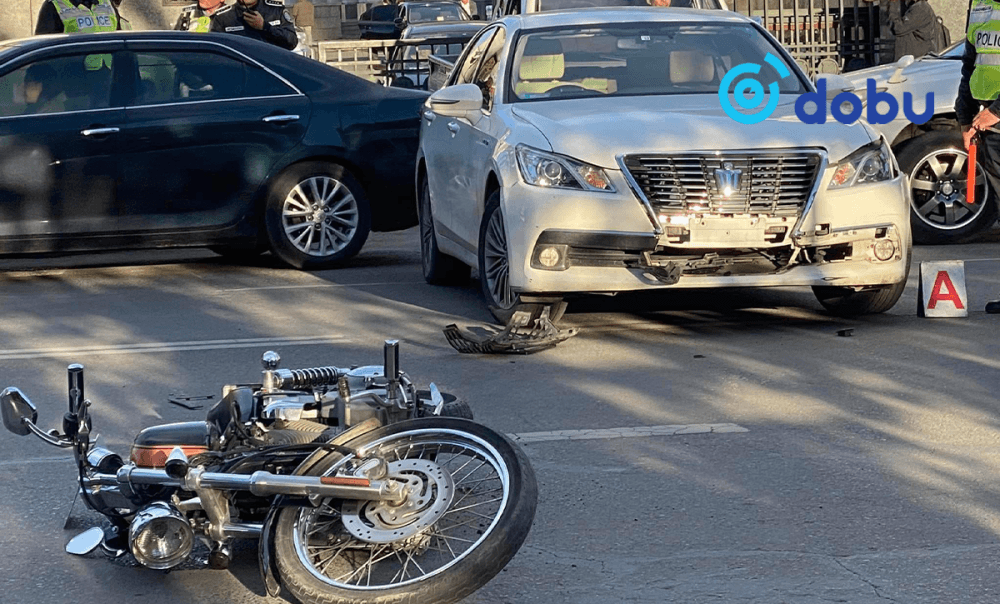 Согтууруулах ундаа хэрэглэсэн үедээ мотоцикл жолоодож мөргөлджээ