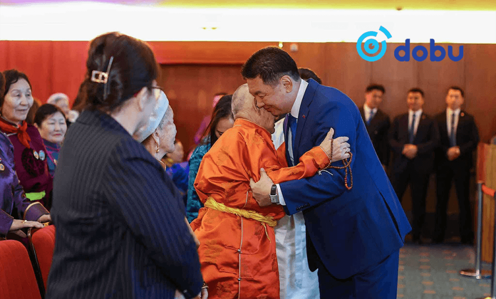 Ерөнхийлөгч У.Хүрэлсүх ээжүүд, охид, бүсгүйчүүдэд баярын мэнд хүргэлээ