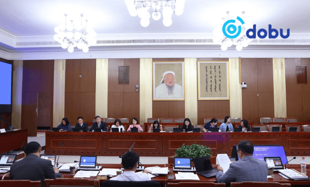 Нийгмийн даатгалын үндэсний зөвлөлийн даатгуулагчийг төлөөлсөн гишүүнийг томилох нэр дэвшигчийн сонсголд оролцогчдыг бүртгэж байна