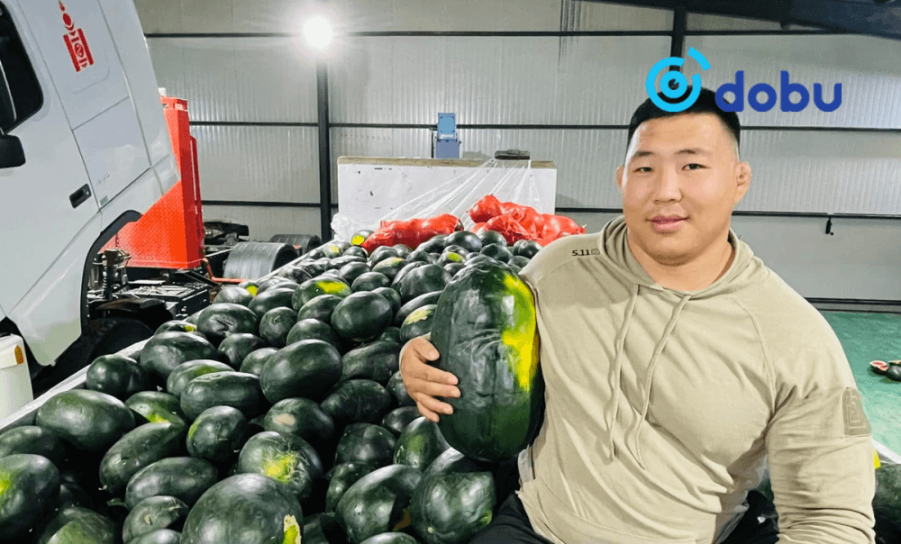 Улсын аварга О.Хангай төрөлх нутгийнхаа ойн барилдааны үзэгчдээс 1 тонн тарвасны 9 азтан тодруулна