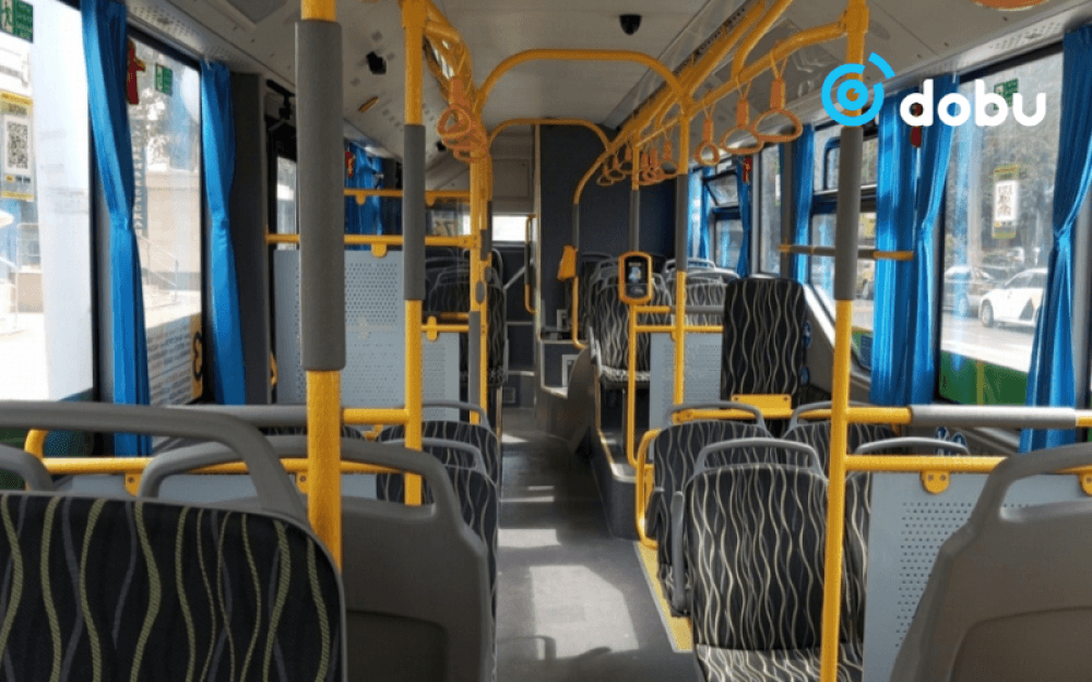 Автобусны жолооч зорчигчийг хэл амаар доромжилж, гарыг нь гэмтээжээ