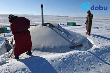 Цэргийн алба хаагчид Гурванзагал сумын малчдад тусалж байна