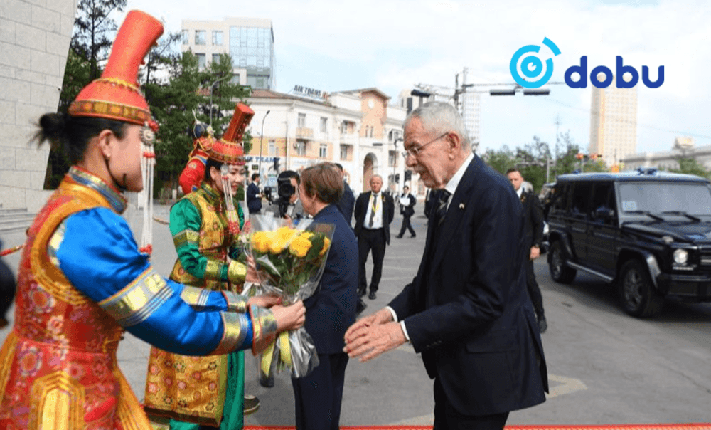 Австри Улсын Ерөнхийлөгч гэргийн хамт "Чингис хаан” үндэсний музейд зочлов