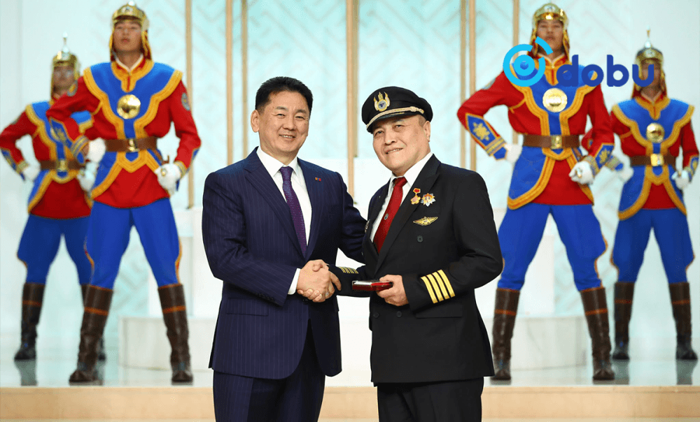 Нисэх хүчин үүсэж хөгжсөний 100 жилийн ойг тохиолдуулан Гавьяат нисгэгч Р.Бат-Эрдэнэд Хөдөлмөрийн баатар цол хүртээлээ