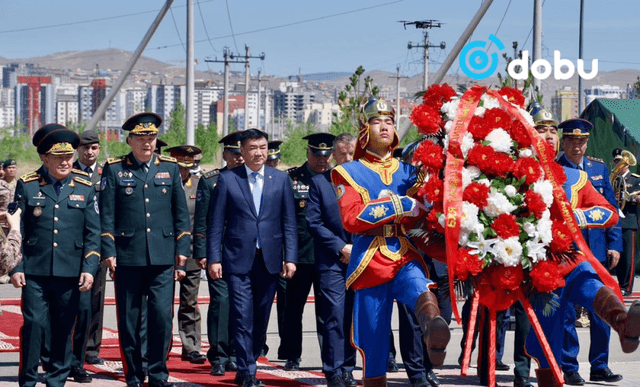 Батлан хамгаалахын сайд С.Бямбацогт энхийг сахиулагчдын дурсгалын цогцолборт цэцэг өргөж, хүндэтгэл үзүүлэв