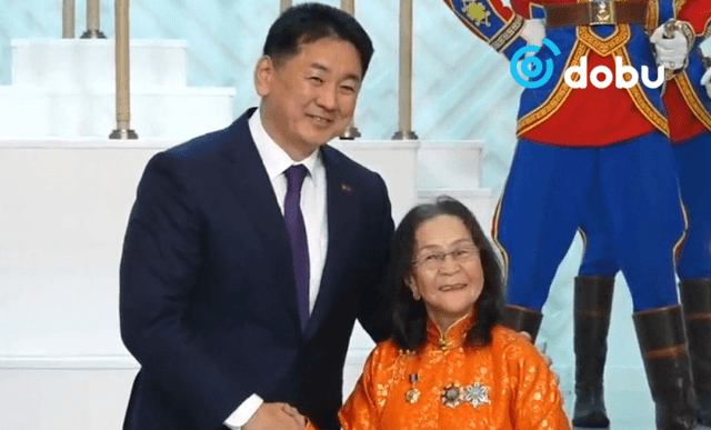 Е.Наранцэцэг: Ерөнхийлөгч маань миний дууг өглөө бүр сонсож сэрдэг байсан гэсэн