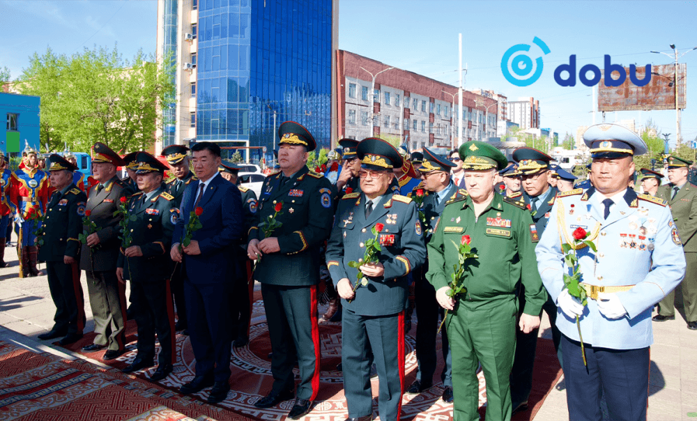 "Монгол ард" эскадрилийн хөшөөнд цэцэг өргөлөө