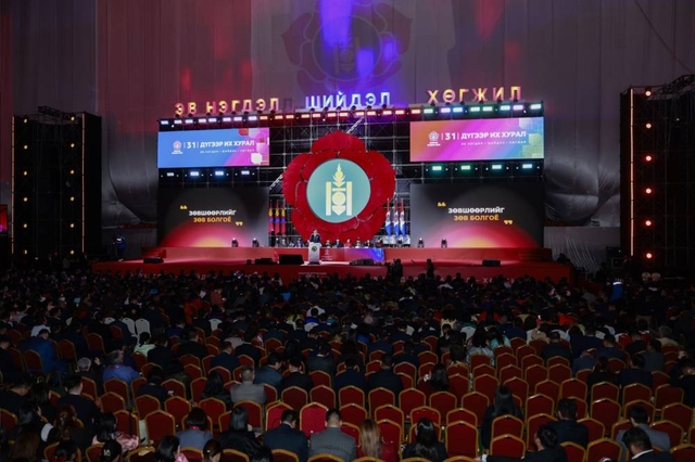 Нэр дэвшигчдийн мэтгэлцээн өндөрлөж, санал хураалт явагдаж байна