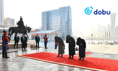 Эзэн Богд Чингис хааны хөшөөнд хүндэтгэл үзүүллээ