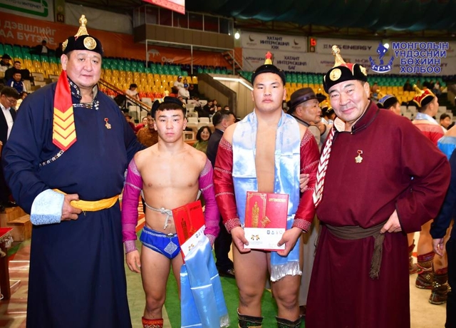 Үндэсний бөхийн өсвөр үе, залуучуудын улсын аваргууд тодорлоо