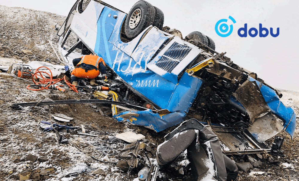 Онцгой байдлын алба хаагчид автобустайгаа осолджээ