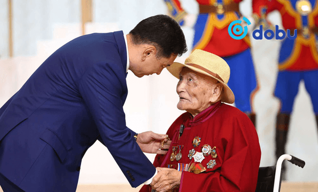 Чөлөөлөх дайны ахмад дайчин Ундрахын Доржпаламд Монгол Улсын баатар цол хүртээлээ