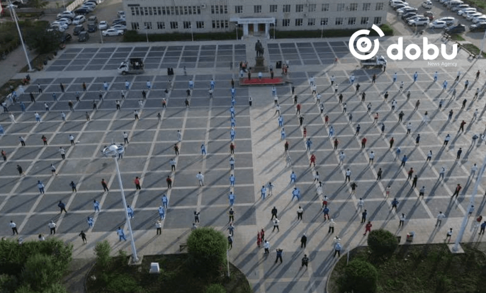 Улсын аварга П.Бүрэнтөгс нутгийнхаа иргэдтэй өглөөний дасгал хийжээ