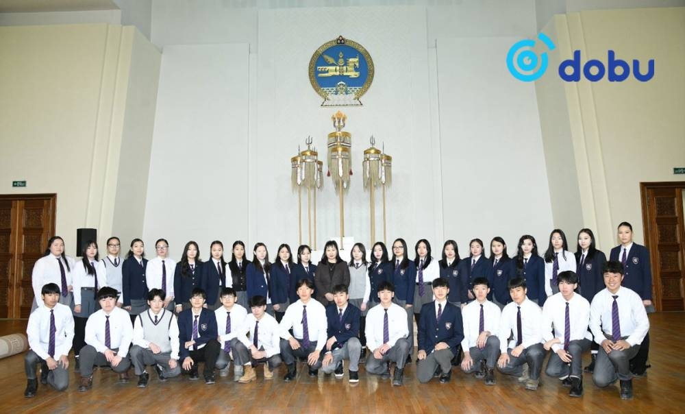 ЕБС-ийн сурагчид “Парламентын боловсрол” хөтөлбөрийн хүрээнд Төрийн ордонтой танилцжээ