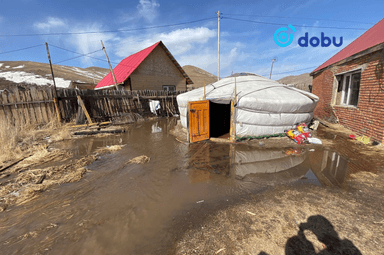 Айлын гэрийн доороос булаг ундарч хашаа нь усанд автжээ