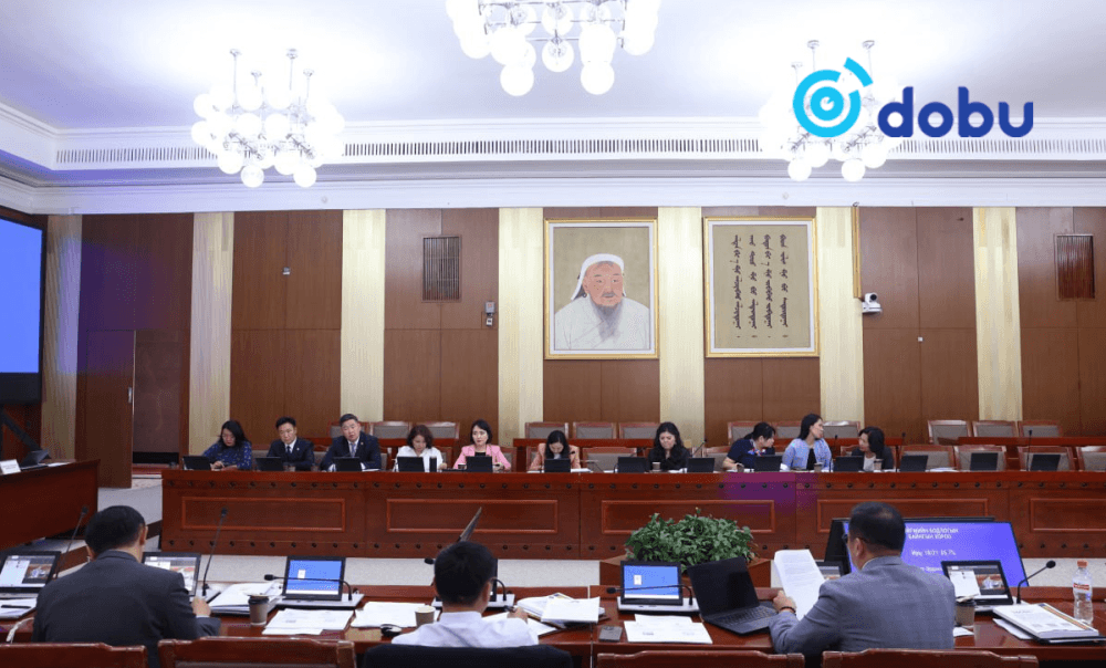 Нийгмийн даатгалын үндэсний зөвлөлийн даатгуулагчийг төлөөлсөн гишүүнийг томилох нэр дэвшигчийн сонсголд оролцогчдыг бүртгэж байна