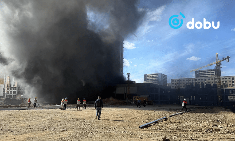 Барилгын хөөсөнцөр шатаж буйг унтраахаар ажиллаж байна