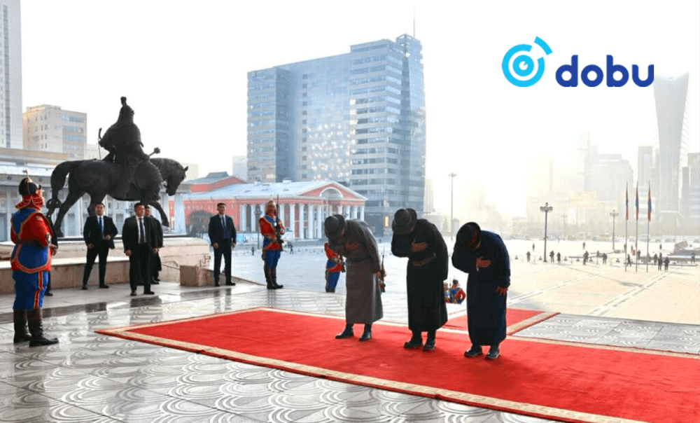 Эзэн Богд Чингис хааны хөшөөнд хүндэтгэл үзүүллээ